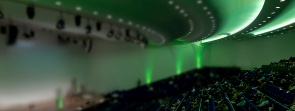 Foto: Ein Bild vom A+A Kongress. Man sieht die Bühne und die Menschen im Publikum.